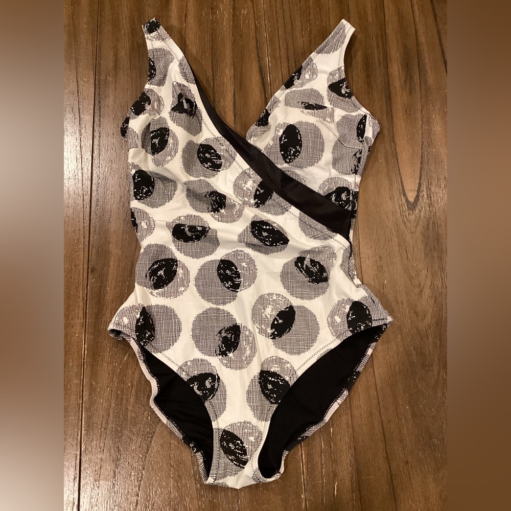 Gottex faux wrap black white v neck circle dot geo print swimsuit size 38 US 6